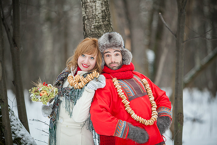 Фотосессия в русском стиле зимой. Свадьба в русском народном стиле зимой. Зимняя фотосессия в народном стиле. Фотосессия в русском стиле семейные зимняя. Семейная фотосессия в народном стиле зимой.